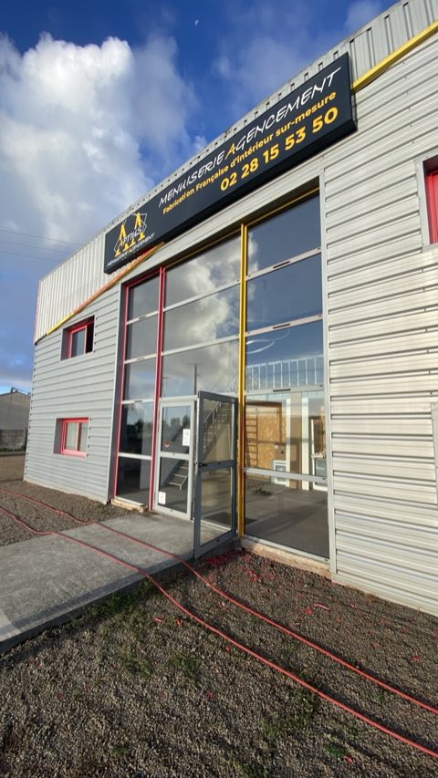 Façade principale du bâtiment en bardage métallique après nettoyage