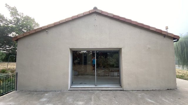 Le même pignon après nettoyage, enduit clair et uniforme