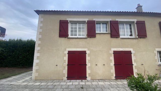 La même façade après nettoyage, enduit clair et encadrements en pierre bien visibles