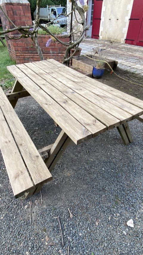 La même table en bois après nettoyage, teinte claire